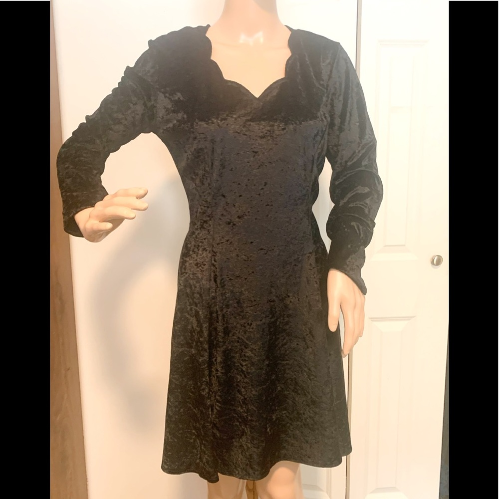 Vintage Ladies black crushed velvet long sleeve little black dress. Size M